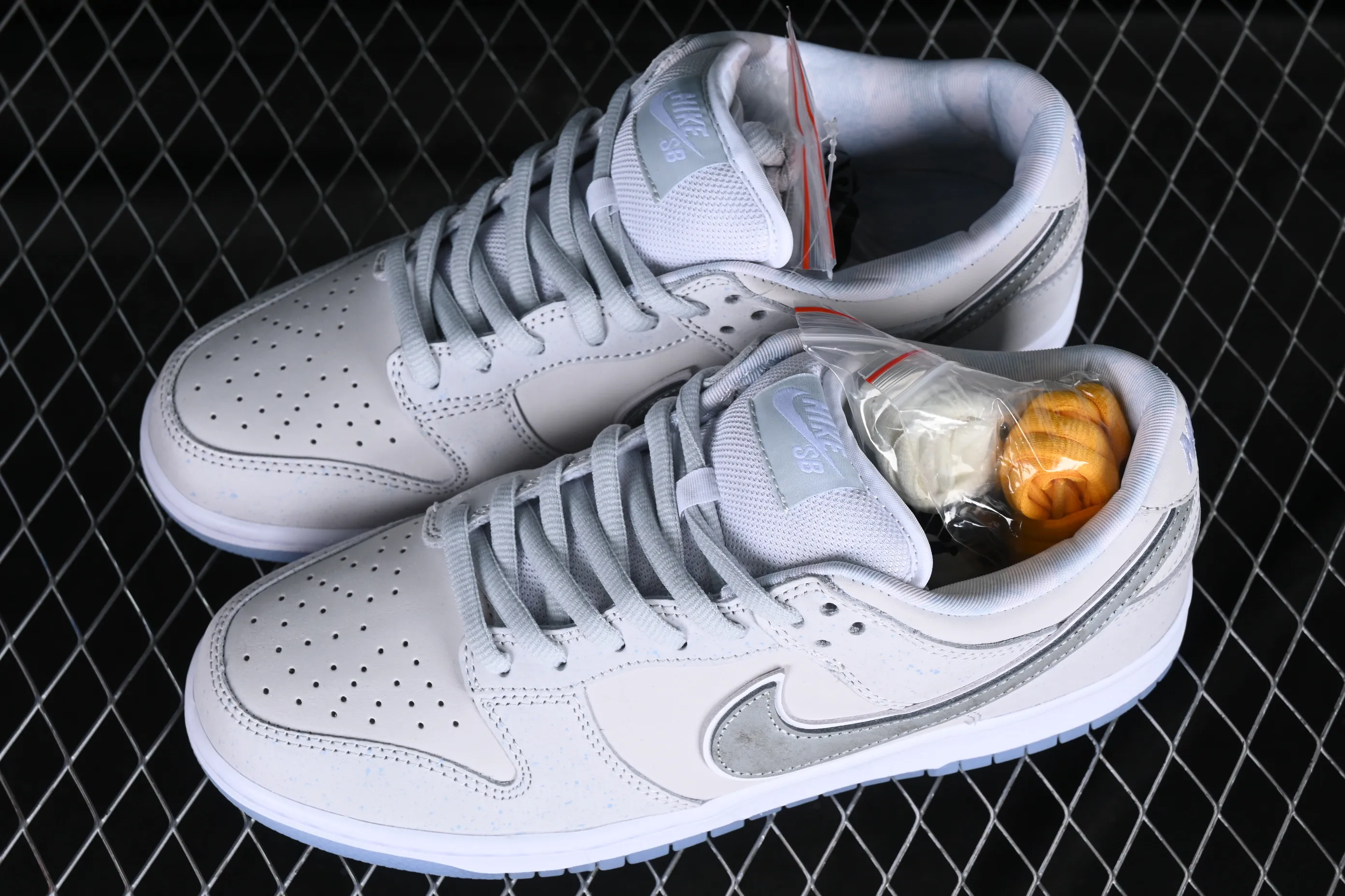 All Categories Nk SB Dunk Series Nk SB Dunk Low Low-top sneakers C version Concepts x Nk Dunk Low Pro SB "White lobster" full-layer white lobster SB low-top sports and leisure sneakers FD8776-100